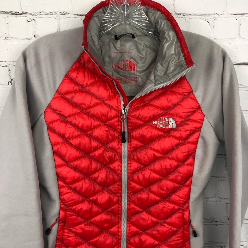 The North Face Red and Gray Puffer Jacket with Quilted Design - Picture 2 of 9